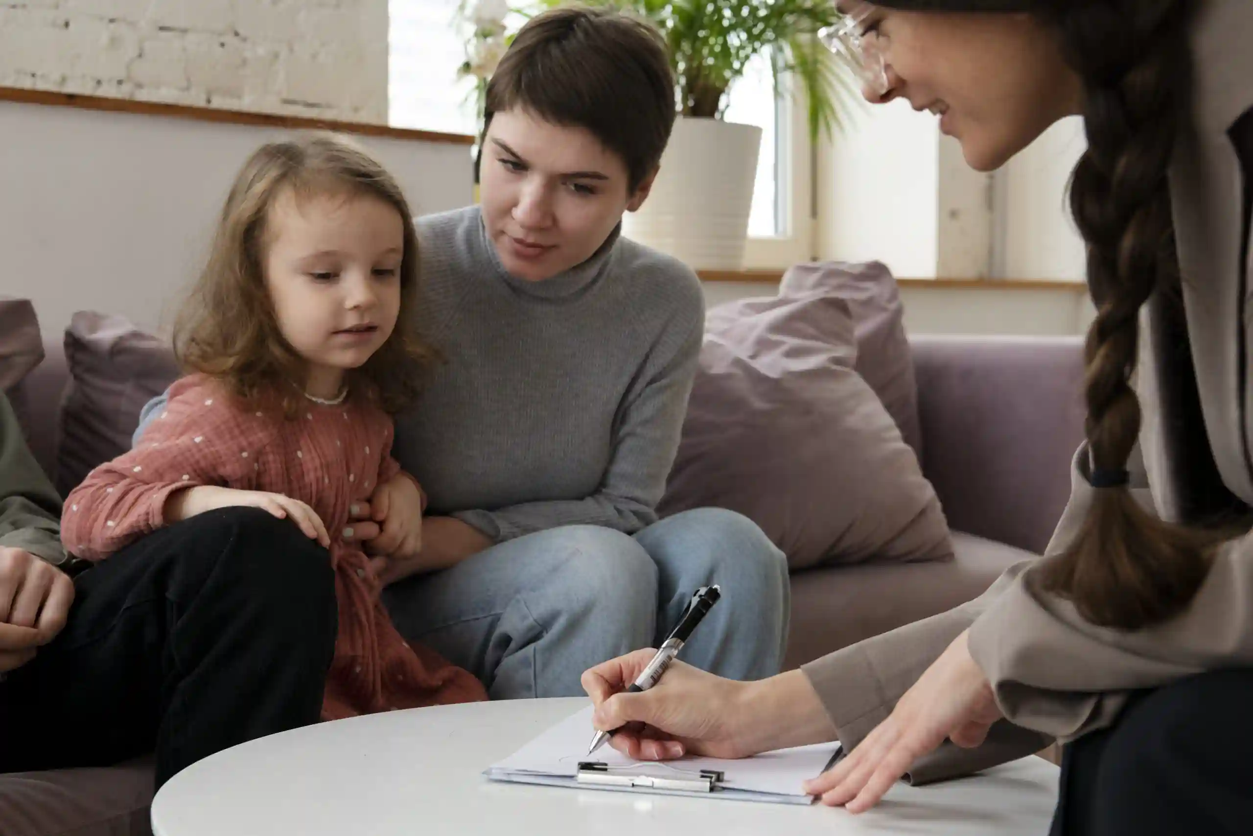 parent-kid-talking-psychologist-1-scaled